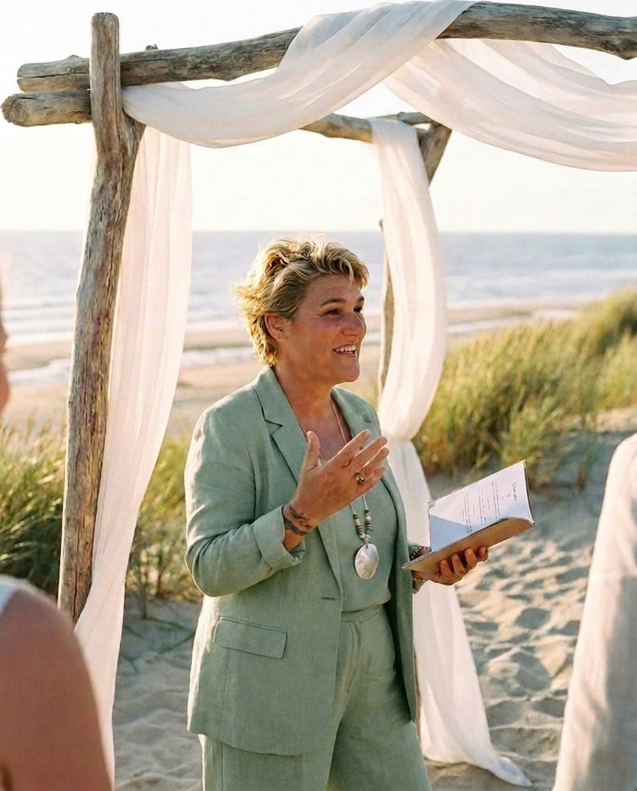 Alexandra leidt een strandceremonie aan een driftwood-boog